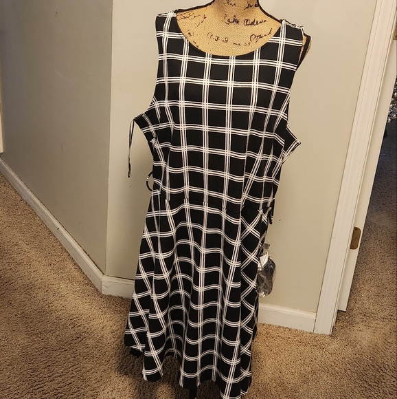 Ladies Black and White Checkered Pattern Dress - Picture 1 of 4